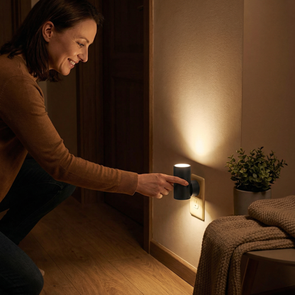 LED Lampka Nocna do Gniazdka – Ściemniająca Lampka Orientacyjna z Czujnikiem Światła do Przytulnego Domu